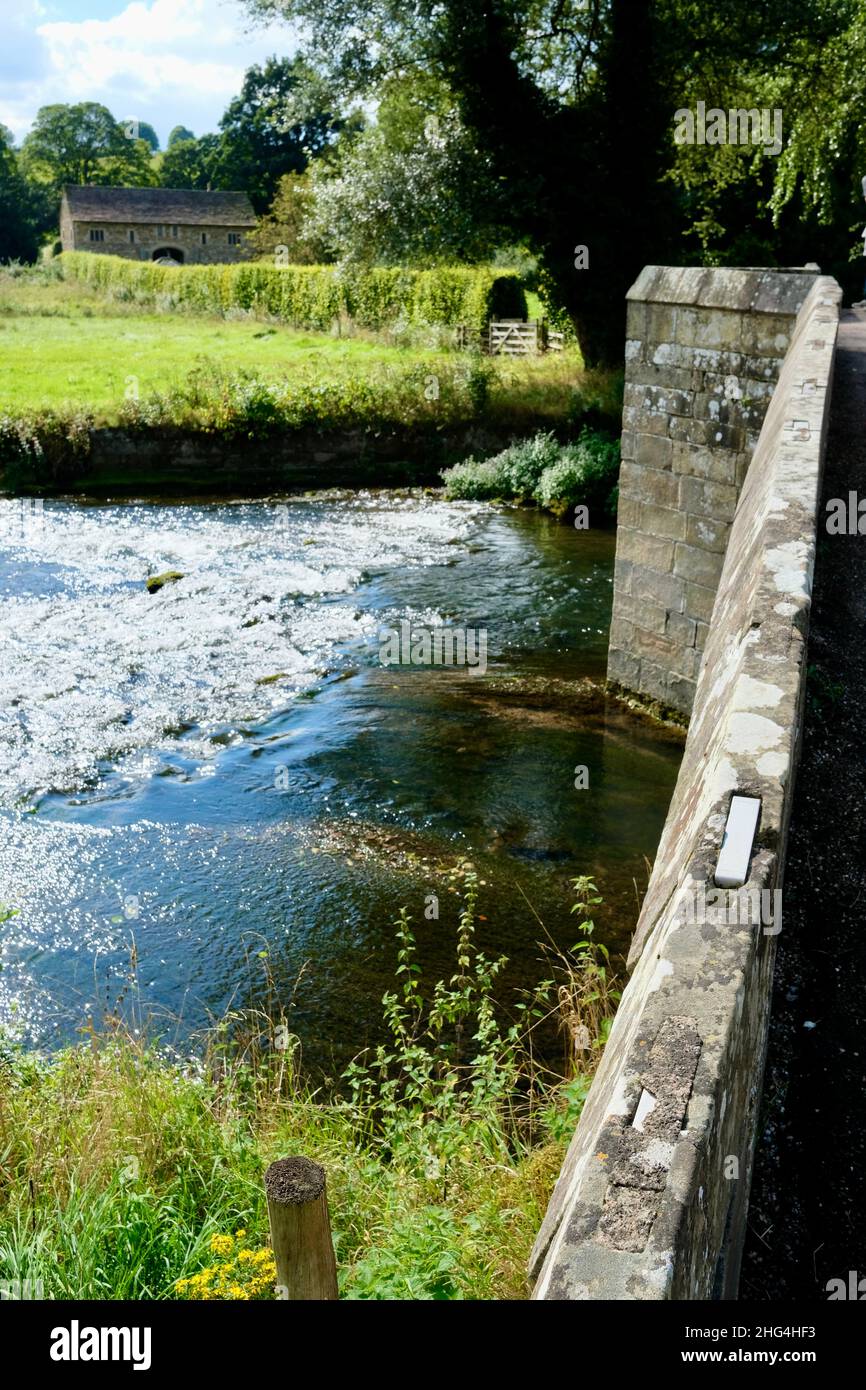 Haddon Hall, Derbyshire, Inghilterra una residenza fortificata di grado uno che risale al 11th secolo Foto Stock