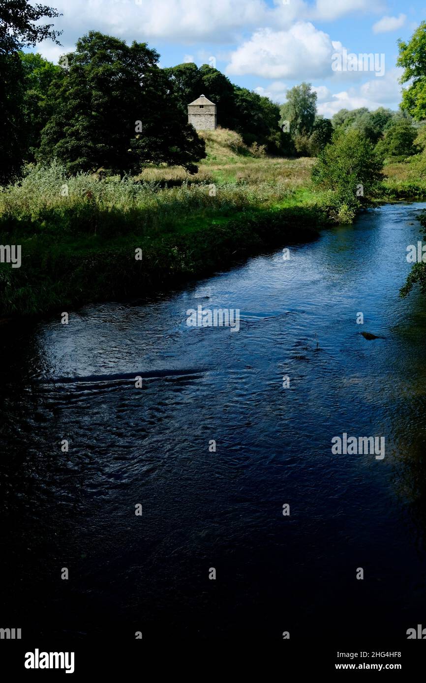 Haddon Hall, Derbyshire, Inghilterra una residenza fortificata di grado uno che risale al 11th secolo Foto Stock