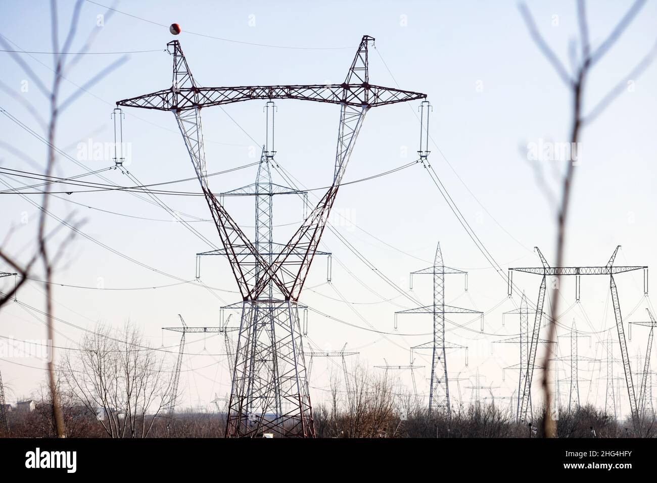 Linee di trasmissione ad alta tensione su poli metallici a Bucarest, Romania. Foto Stock