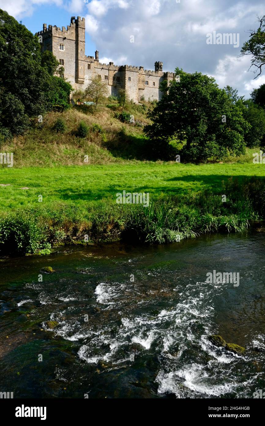 Haddon Hall, Derbyshire, Inghilterra una residenza fortificata di grado uno che risale al 11th secolo Foto Stock