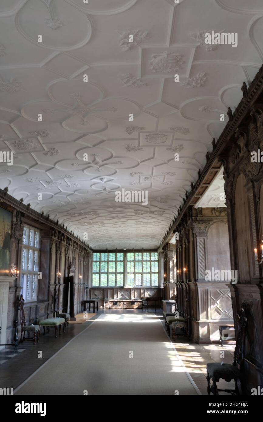 Haddon Hall and Gardens sorge sul fiume Wye, vicino a Bakewell, nel Derbyshire, una storica sala medievale e Tudor risalente al 11th secolo. Foto Stock