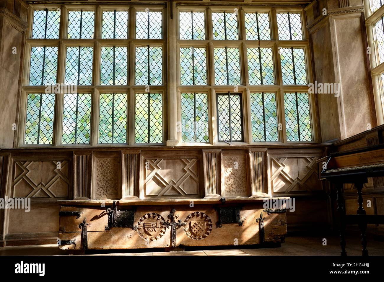 Haddon Hall and Gardens sorge sul fiume Wye, vicino a Bakewell, nel Derbyshire, una storica sala medievale e Tudor risalente al 11th secolo. Foto Stock