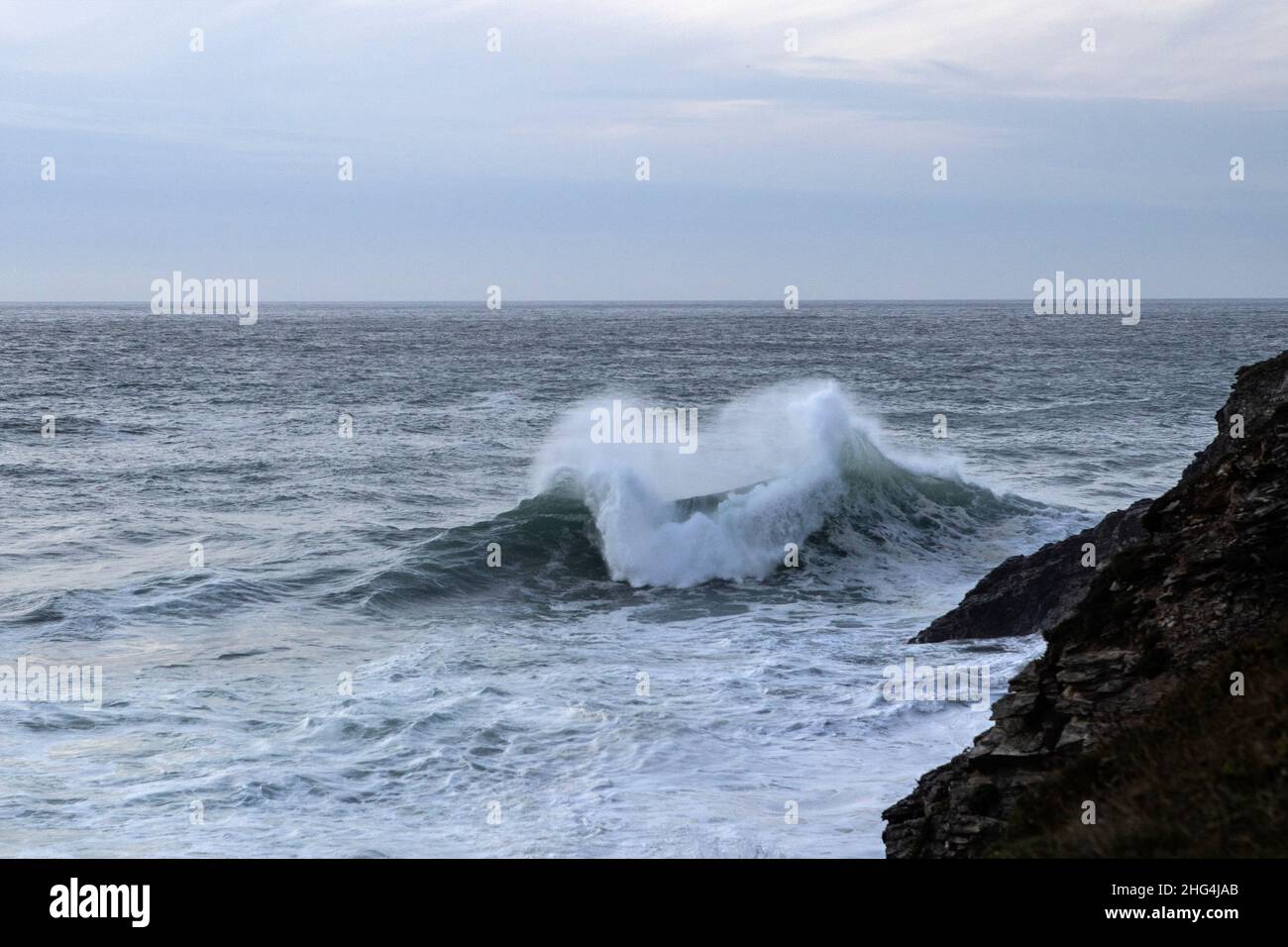 Le onde arrivano dalle campate atlantiche alla spiaggia di Chapel Porth sulla costa settentrionale della Cornovaglia Foto Stock
