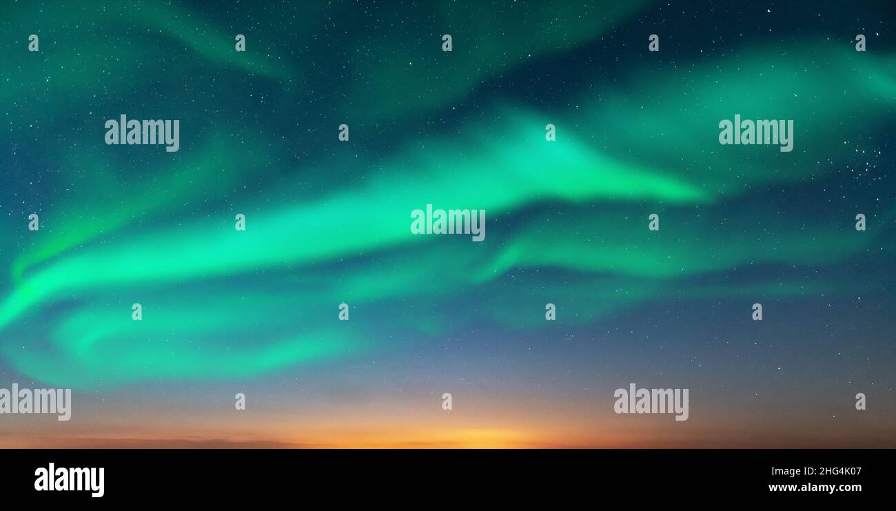 Aurora borealis. Aurora boreale nel cielo invernale della Finlandia. Cielo con luci polari e stelle Foto Stock