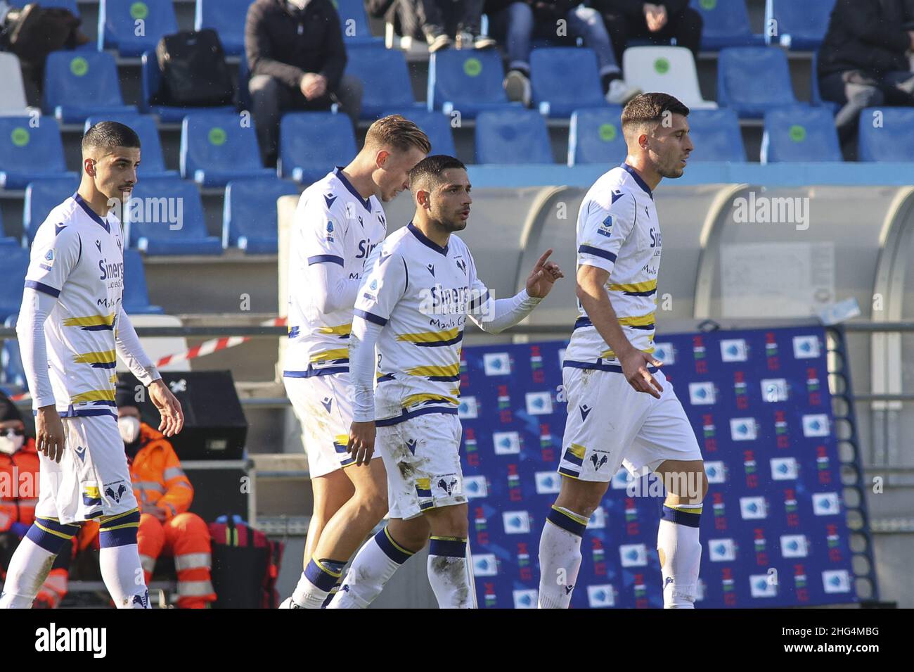 Reggio Emilia, Italia. 16th Jan 2022. Emilia (RE), Italia, 16 Gennaio 2022, Stadio Mapei - Città del Tricolore, 22Â° giornata campione Serie A Tim 2021/2022, contrasto tra le squadre del Sassuolo Calcio e dell'Hellas Verona, nella foto: l'esoltanza di 10 Gianluca Caprari con i compagni di sqil credito: Agenzia fotografica indipendente/Alamy Live News Foto Stock