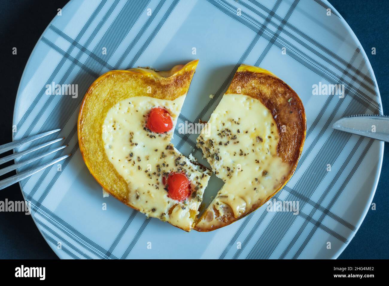 San Valentino a forma di cuore rotto zucca fette omelette sul piatto Foto Stock