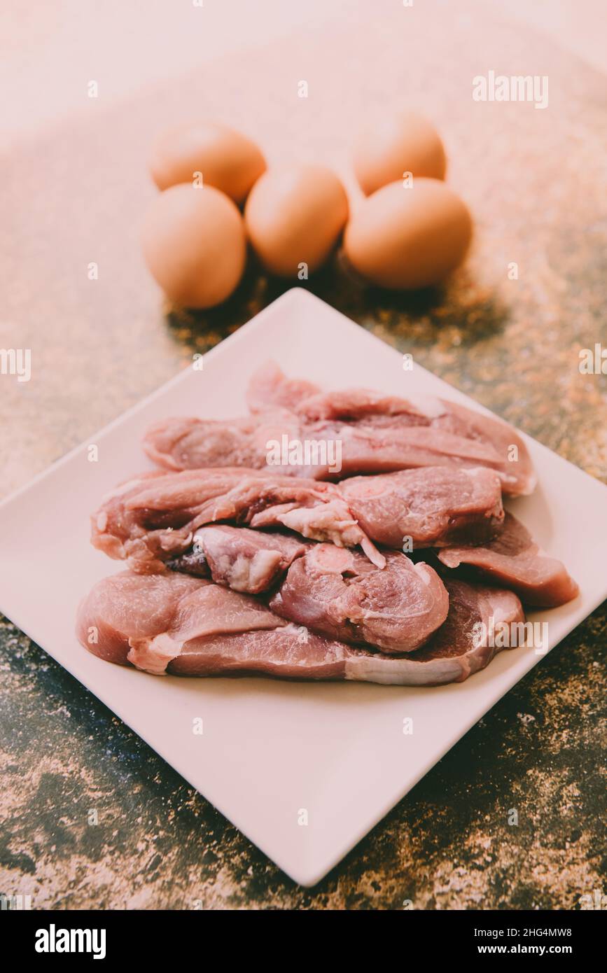 Alimenti sani ricchi di proteine animali, carne cruda e uova. Foto Stock