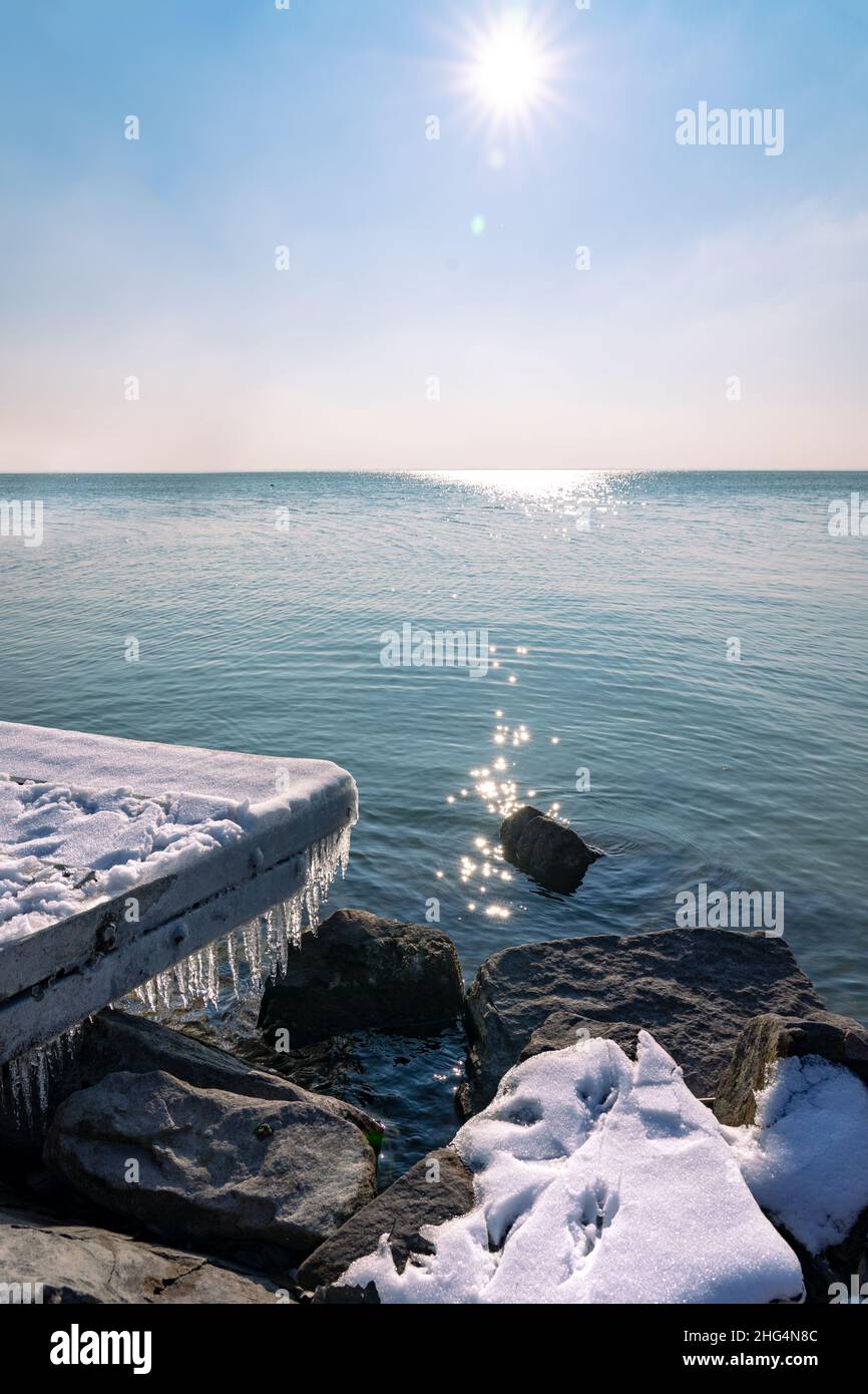 Molo ghiacciato sul blu lago Balaton Ungheria tempo invernale Foto Stock