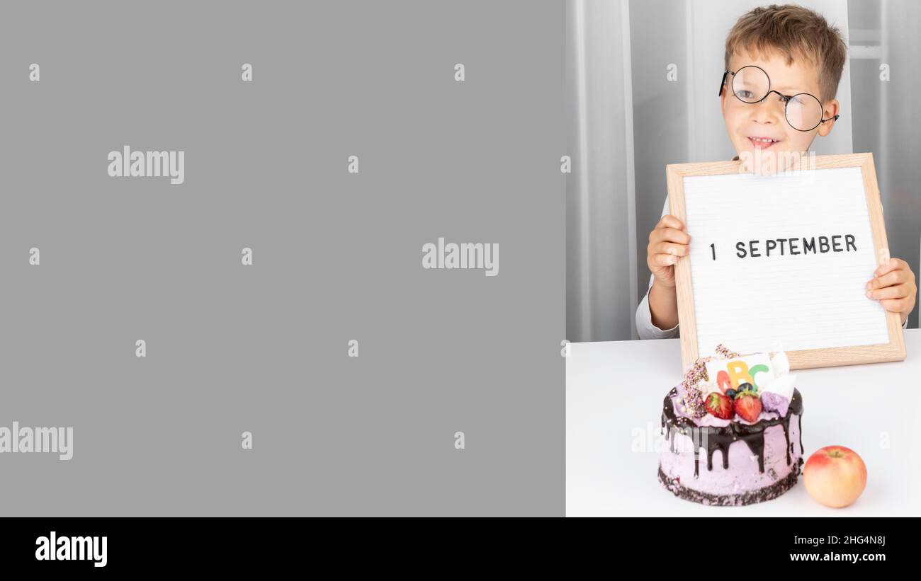 Striscione di ragazzo adorabile divertente in bicchieri con lettera bordo. Istruzione. 1 settembre. Ritorno o prima a scuola. Spazio di copia Foto Stock