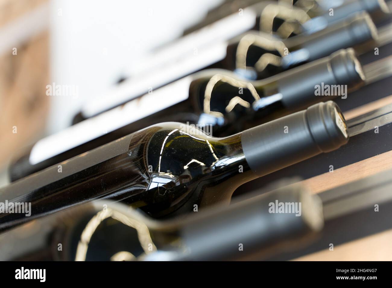 Bottiglie di vino con etichette bianche sul bancone di un negozio di liquori. Sfondo del vino. Messa a fuoco selezionata. Foto di alta qualità Foto Stock