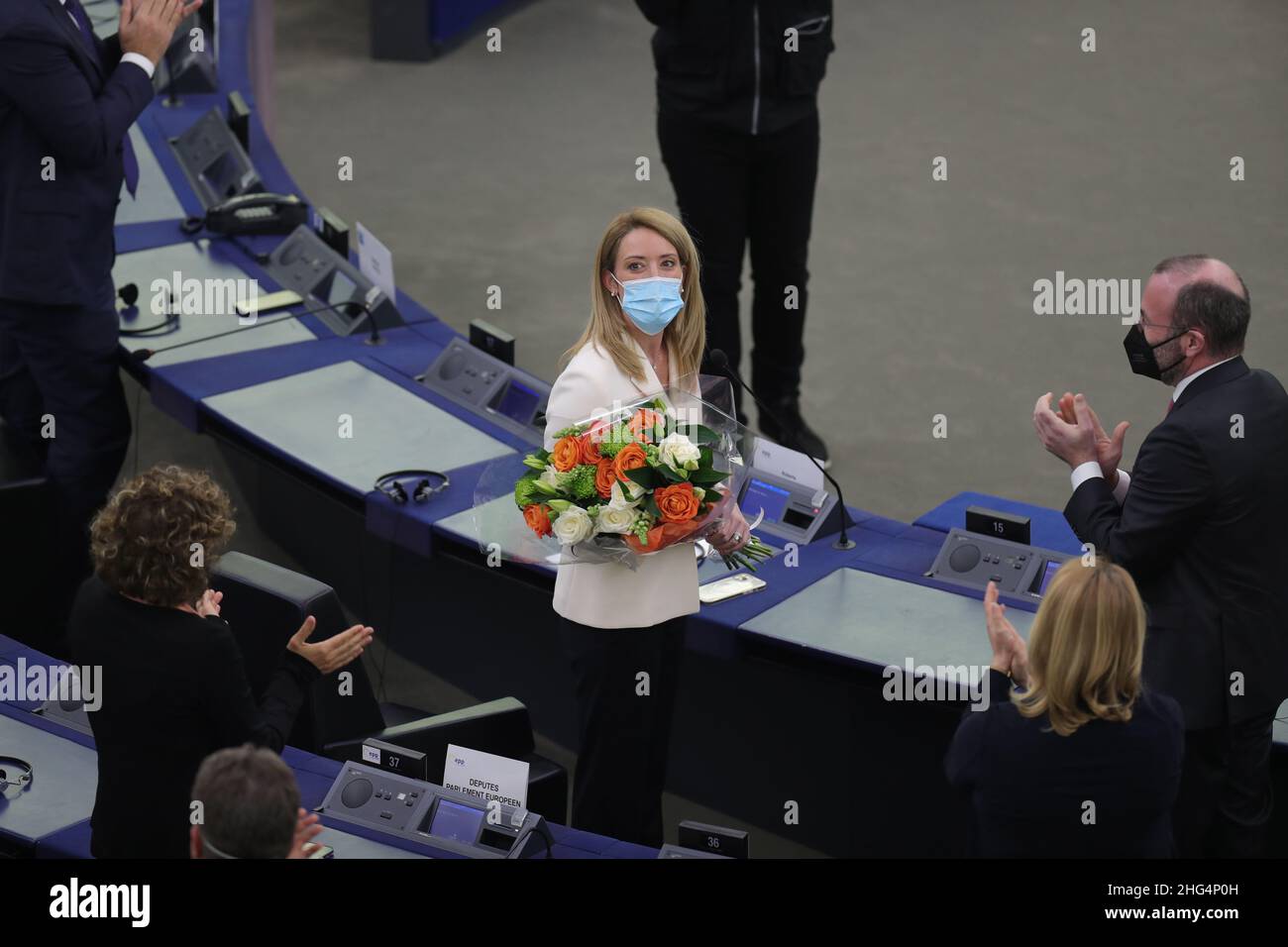 Strasburgo, Francia. 18th Jan 2022. il presidente neoeletto del Parlamento europeo Roberta Metsola ha un bouquet durante la sessione plenaria del Parlamento europeo a Strasburgo, Francia, 18 gennaio 2022. Martedì il Parlamento europeo ha eletto il nuovo presidente del partito politico conservatore Roberta Metsola di Malta, succedendo a David Sassoli, morto per malattia la scorsa settimana. Credit: Zheng Huansong/Xinhua/Alamy Live News Foto Stock