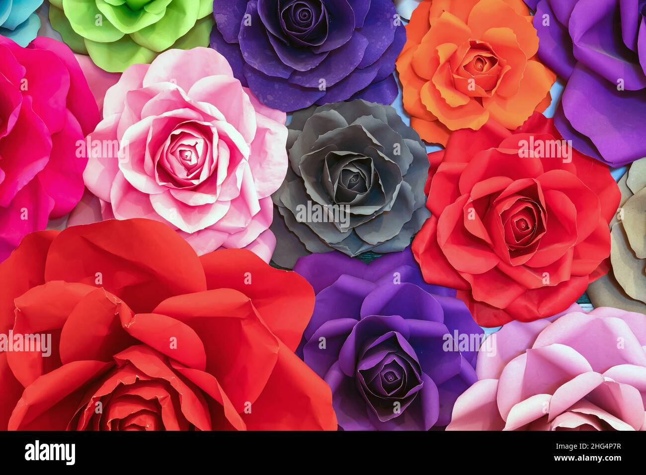 Rosa fatta di carta. Rose fatte a mano sfondo. Collezione di molte rose  colorate origami che formano un bellissimo sfondo floreale. Col artificiale  Foto stock - Alamy