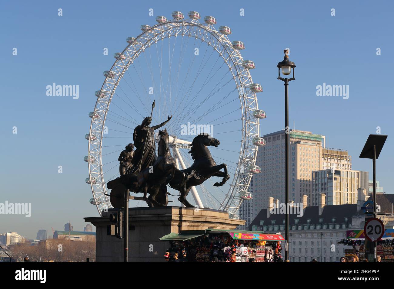 La statua della regina Budicca della tribù degli Iceni a Westminster Bridge con il London Eye sullo sfondo, Londra, Regno Unito Foto Stock