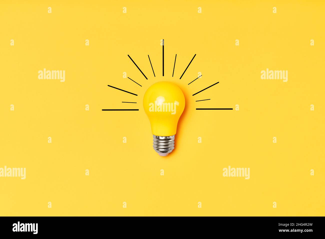 Idea creativa concettuale con lampadina su sfondo giallo. Simbolo della soluzione, creatività aziendale, ispirazione e motivazione per il successo Foto Stock