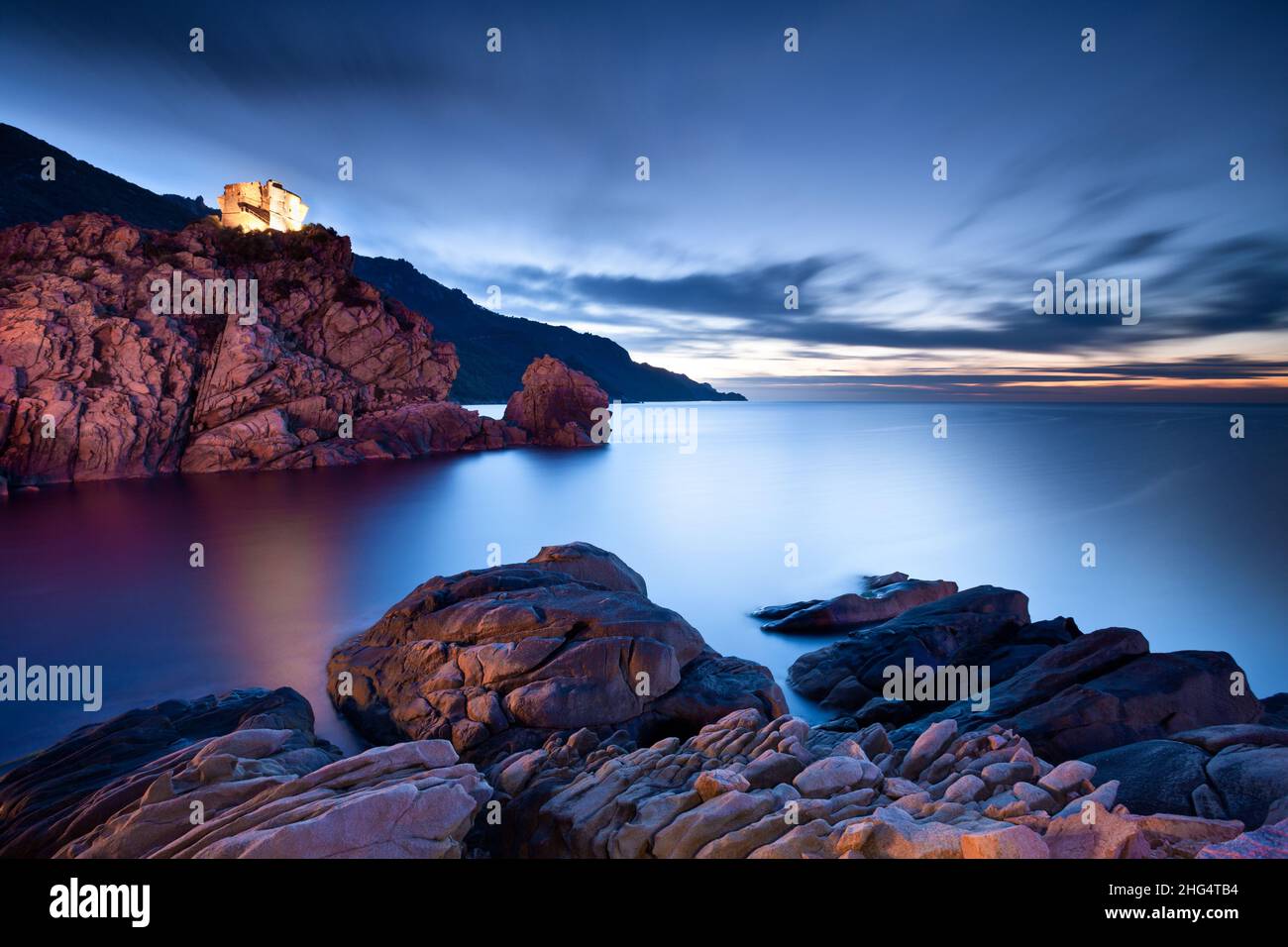 Porto Corsica vista mare lungo dopo il tramonto e lunga esposizione e mare blu calmo Foto Stock