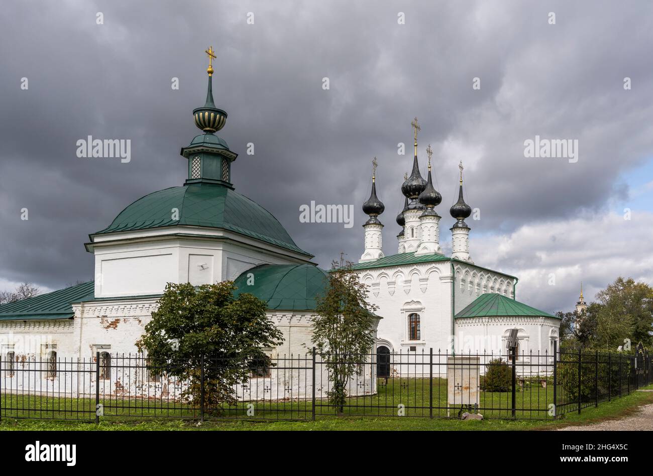 Suzdal, Russia - 24 settembre 2019: White Palm Domenica chiesa in un giorno d'autunno con cielo nuvoloso, Republika Tartastan, Russia. Foto Stock