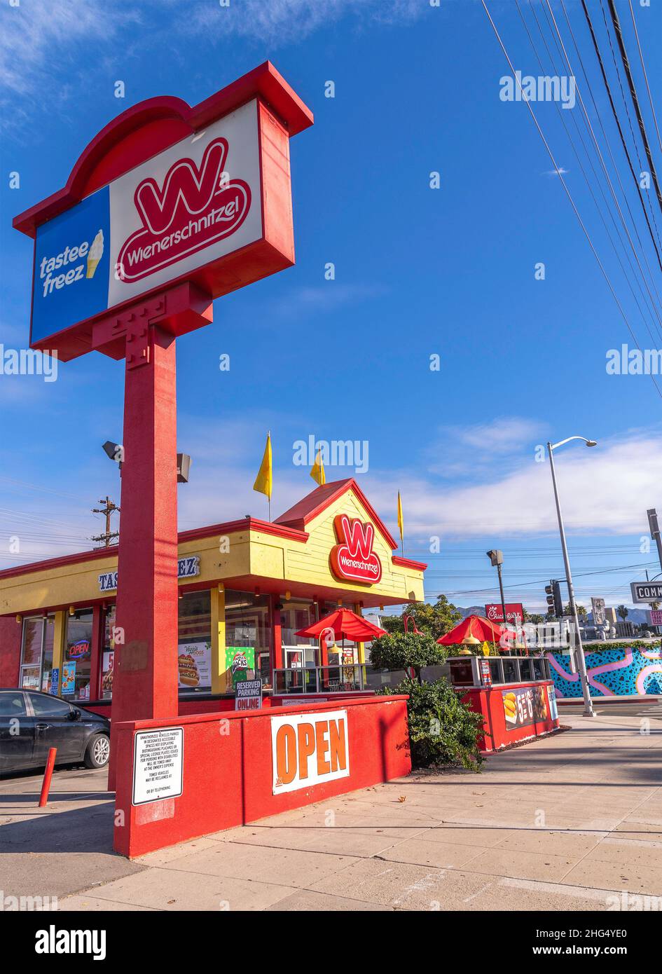 Burbank, CA, USA - 16 gennaio 2022: Esterno di un ristorante fast food Wienerschnitzel a Burbank, California. Foto Stock