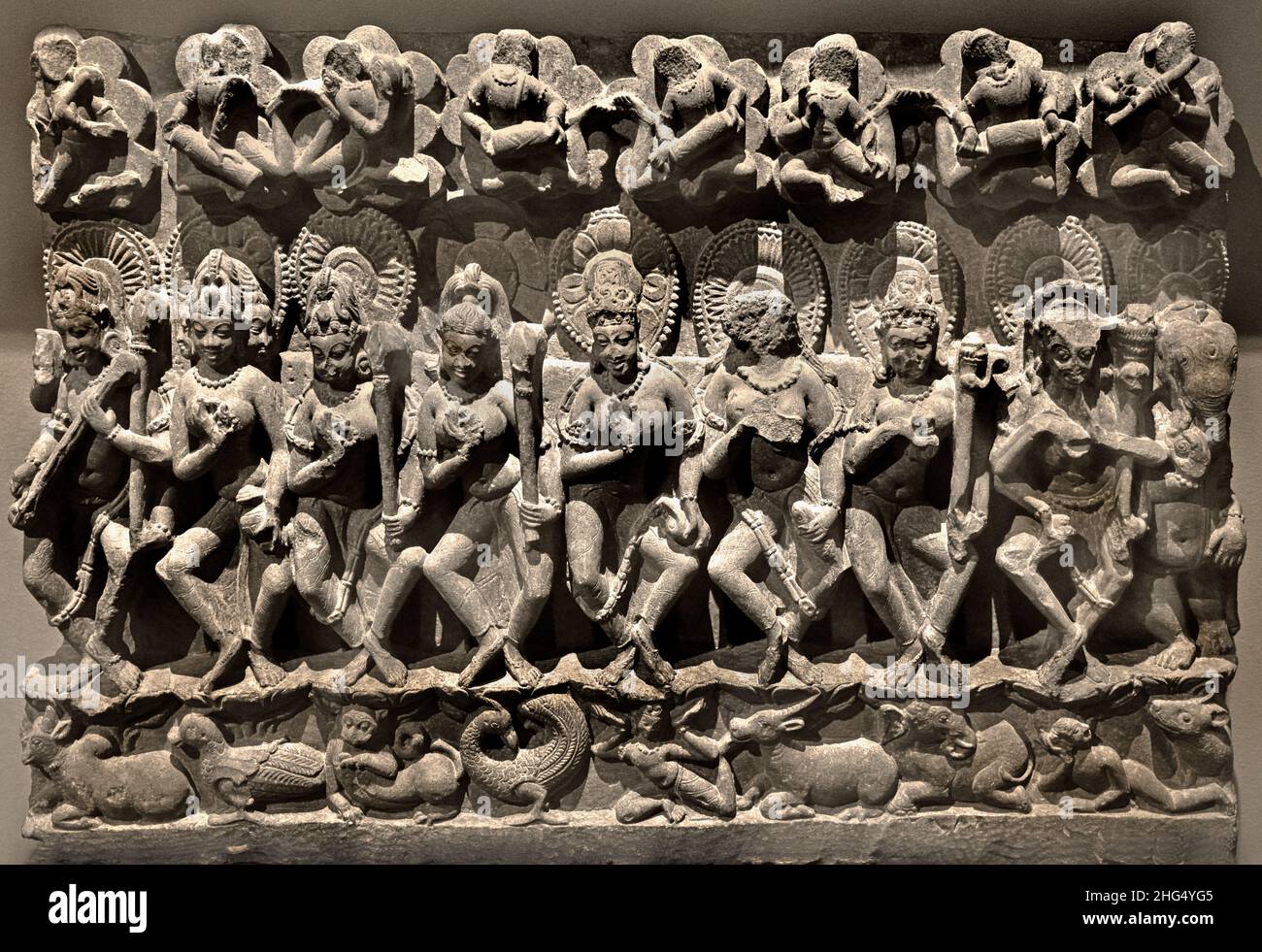 DANCING SAPTAMATRIKA 11th Century ad Nord India Centrale 43 x 66 cm arenaria. Pannello, architrave della porta d'ingresso di un tempio, presenta il gruppo di saptamatrika Brahmani, Saptamatrika - la sette Divina Madre con Vinadhara e Ganesha - Maheshvari, Kaumari, Vaishnavi, Varahi, Indrani e Camunda) accompagnato da Vinadhara, ipostasi di Shiva e Ganesha. Foto Stock