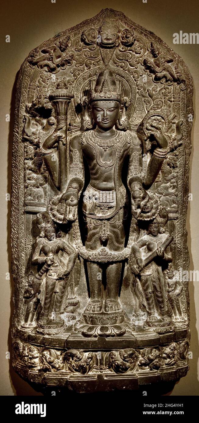 Il Dio Vishnu con Lakshmi, dea della fortuna e della ricchezza sulla sua destra, e Sarasvati dea del discorso e della conoscenza sulla sua sinistra Nord Est India 12th secolo d.C., basalto indiano Foto Stock