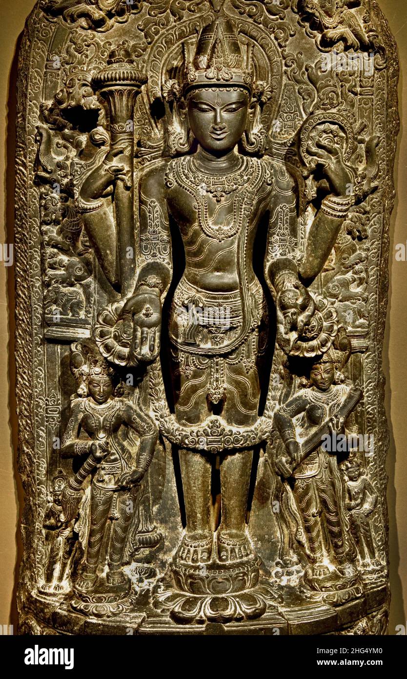 Il Dio Vishnu con Lakshmi, dea della fortuna e della ricchezza sulla sua destra, e Sarasvati dea del discorso e della conoscenza sulla sua sinistra Nord Est India 12th secolo d.C., basalto indiano Foto Stock