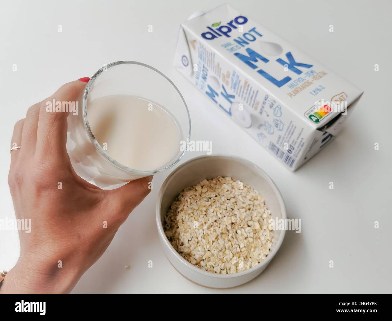 Belgio - Gennaio 2022: Cartone di Alpro a base di piante, non MLK latte alternativo fatto da avena. Concetto di bevanda a base di piante Foto Stock