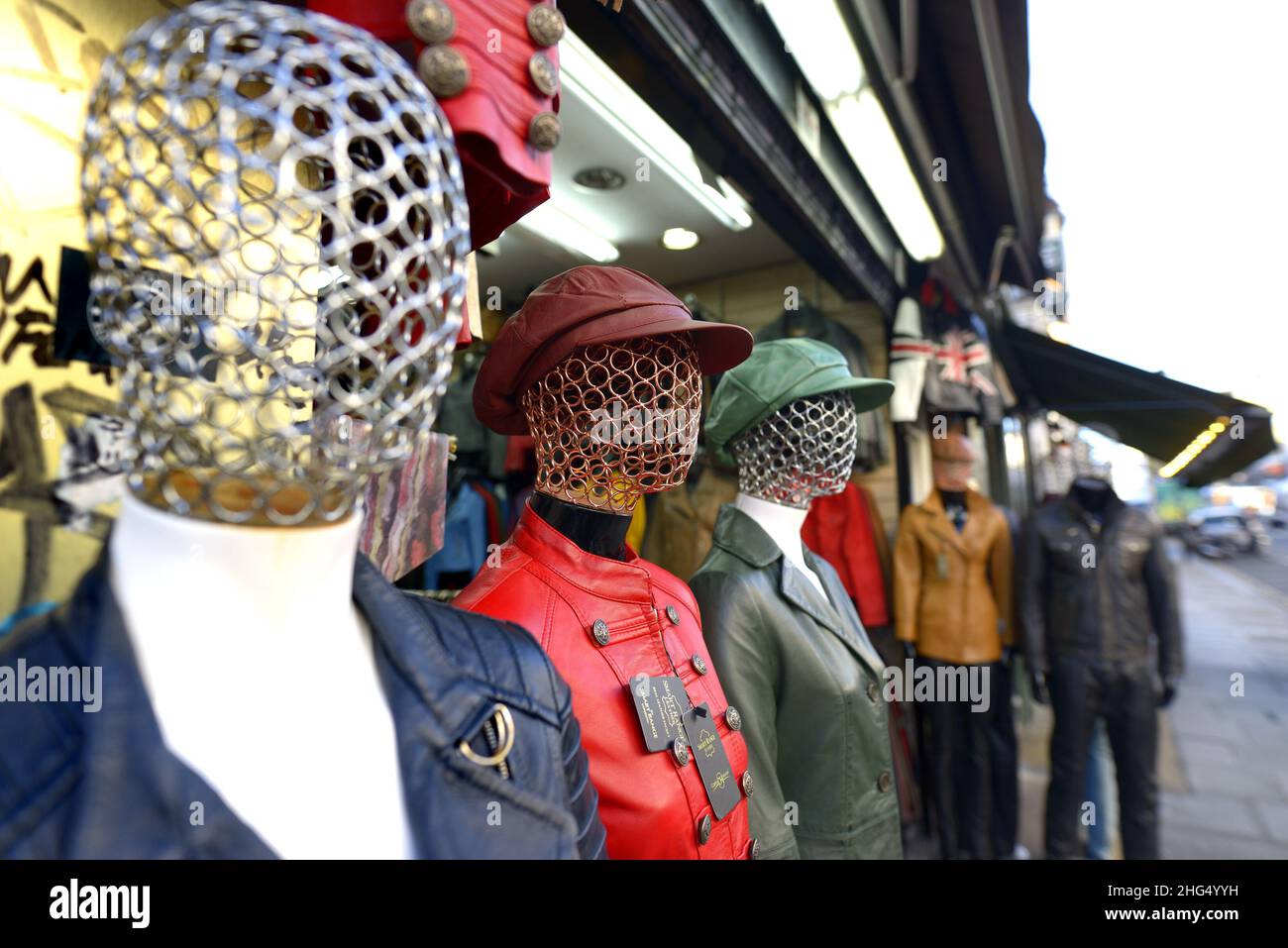 Londra, Inghilterra, Regno Unito. Filo abbigliamento manichini in Portobello Road Foto Stock