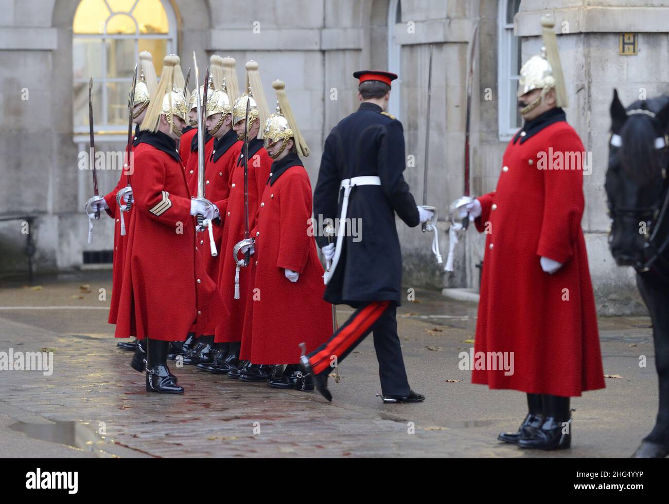 Londra, Inghilterra, Regno Unito. Bagnini della Cavalleria casalinghi che sono ispezionati nei loro cappotti invernali a Horseguards. Foto Stock