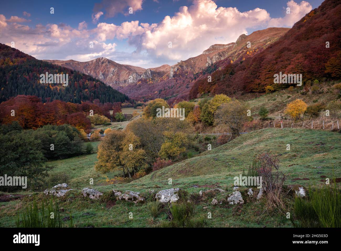 Alba a Mont-Dore catena montuosa con colori d'autunno Auvergne Francia Foto Stock