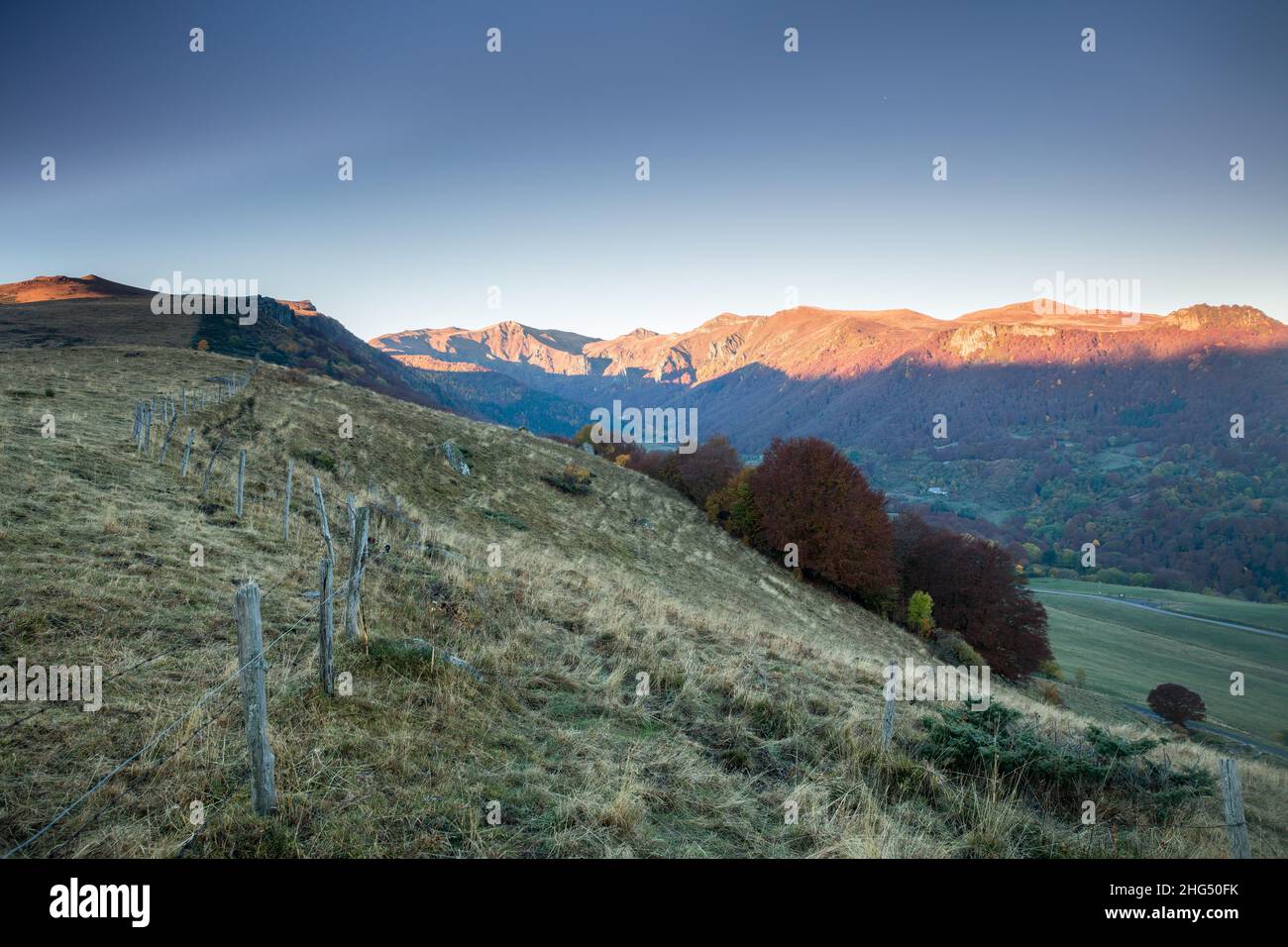 Alba a Mont-Dore catena montuosa con colori d'autunno Auvergne Francia Foto Stock