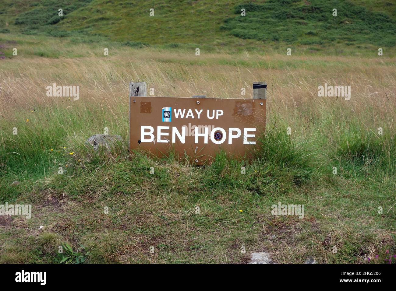 Cartello in legno per la salita del Munro di montagna scozzese 'ben Hope' al Muiseal Car Park a Strathmore, Sutherland, Scottish Highlands, Scozia, Regno Unito. Foto Stock