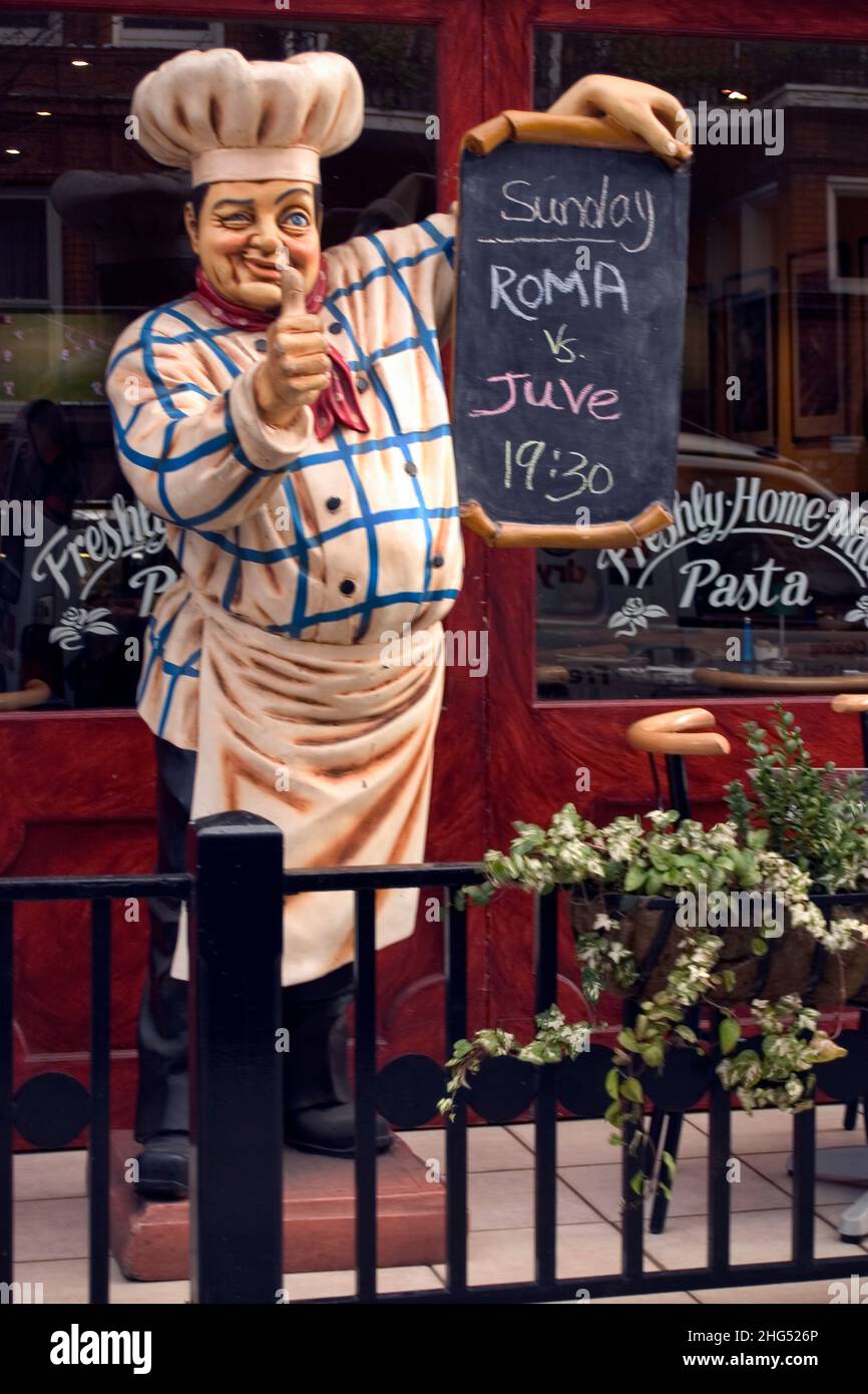 Un manichino al di fuori di un ristorante italiano a Londra, Regno Unito. Foto Stock