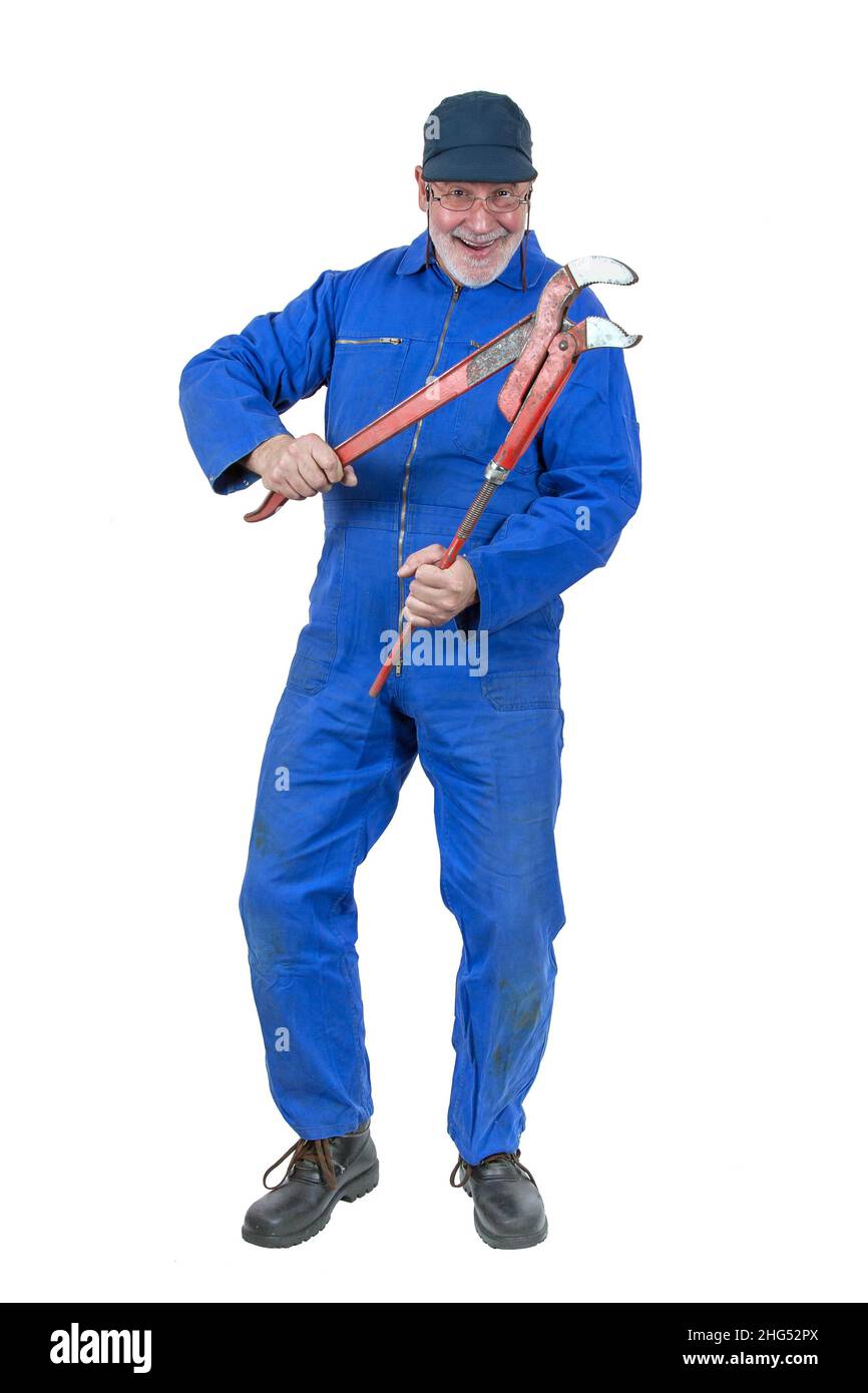 Un vecchio e divertente idraulico è divertirsi con la sua grande chiave a tubo rossa. Foto Stock