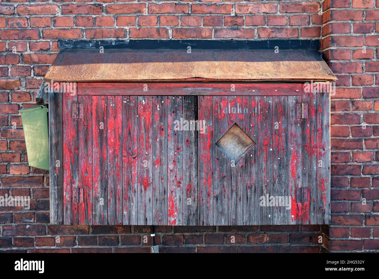 Vecchio, legno e resistente agli agenti atmosferici armadio per attrezzature antincendio Foto Stock