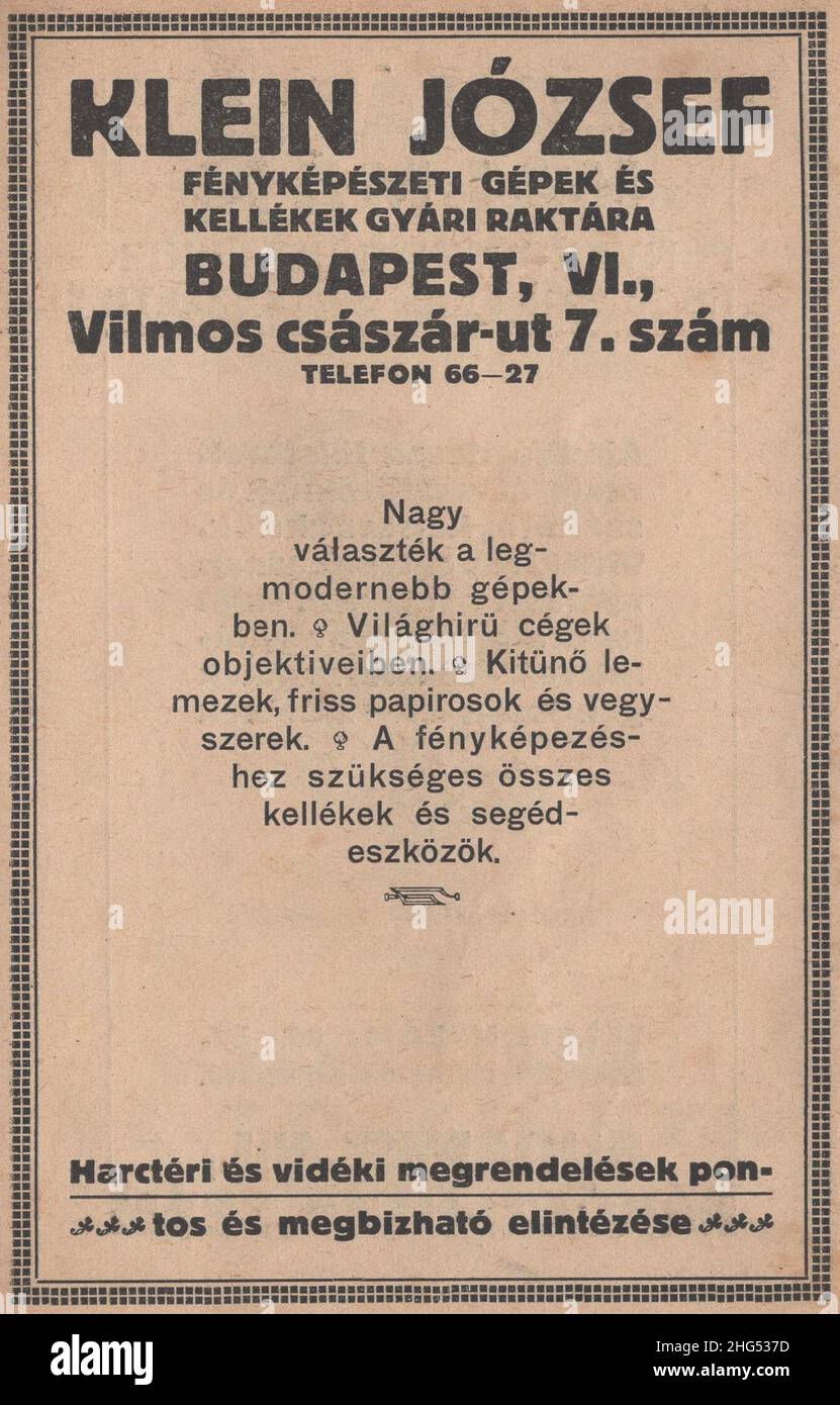 Antico libro fotografico raro in lingua ungherese ' Magyar fényképészeti könyvtár: A fényképezés eljárásai és ricettjei. írta: Dr. Schuller Aladár. A fény művészfényképezési folyóírat kiadása Budapest'. Questo libro è dal 1910s attualmente a 1917 come Austro-Ungarico korona la valuta.questi annunci fotogarhy sono venuto da questo libro. Alcuni di loro riccamente illustrati. Ci sono diversi fornitori di servizi pubblicitari e marchi di fama mondiale dipartimento ungherese. Il negozio di fotografia di Klein József a Budapest, Vilmos Császár. / imperatore Guglielmo ut 7.diritti-aggiuntivi-chiarenze-non disponibile Foto Stock