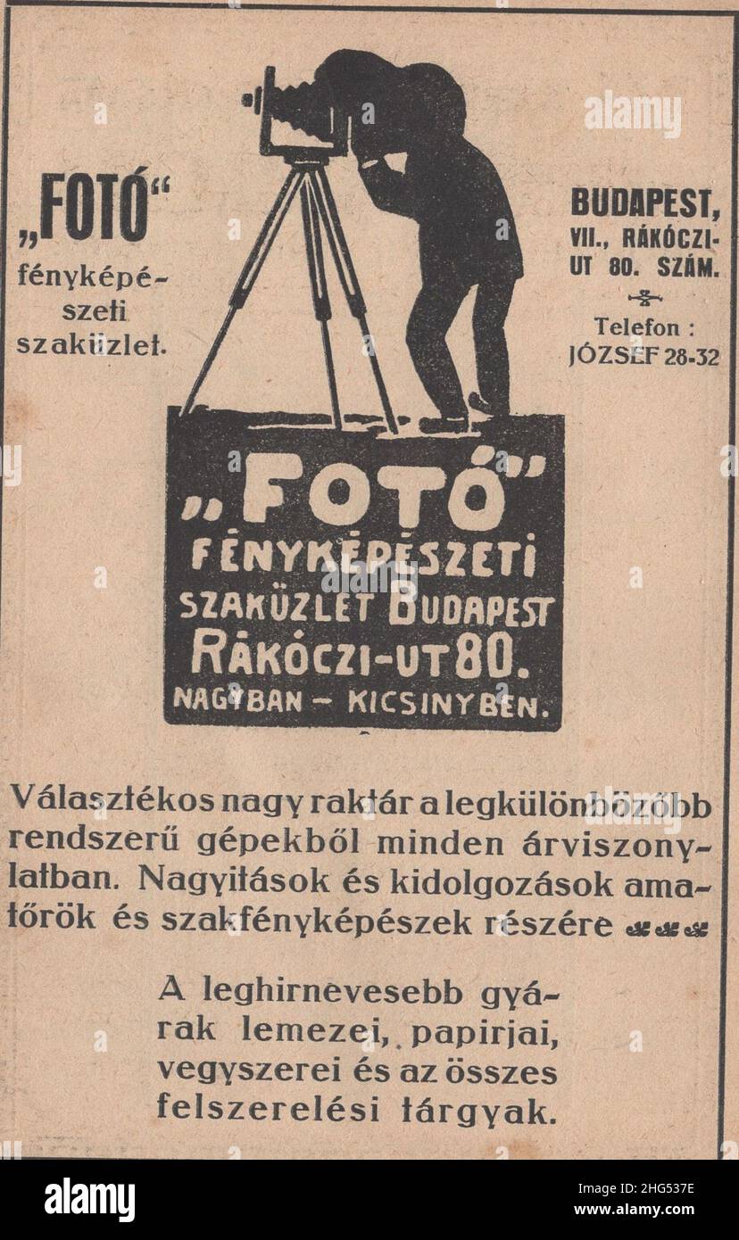 Antico libro fotografico raro in lingua ungherese ' Magyar fényképészeti könyvtár: A fényképezés eljárásai és ricettjei. írta: Dr. Schuller Aladár. A fény művészfényképezési folyóírat kiadása Budapest'. Questo libro è dal 1910s attualmente a 1917 come Austro-Ungarico korona la valuta.questi annunci fotogarhy sono venuto da questo libro. Alcuni di loro riccamente illustrati. Ci sono diversi fornitori di servizi pubblicitari e marchi di fama mondiale dipartimento ungherese. Negozio fotografico 'The Photo' a Budapest Rákóczi út 80. Autorizzazioni-diritti-aggiuntivi-non disponibili Foto Stock