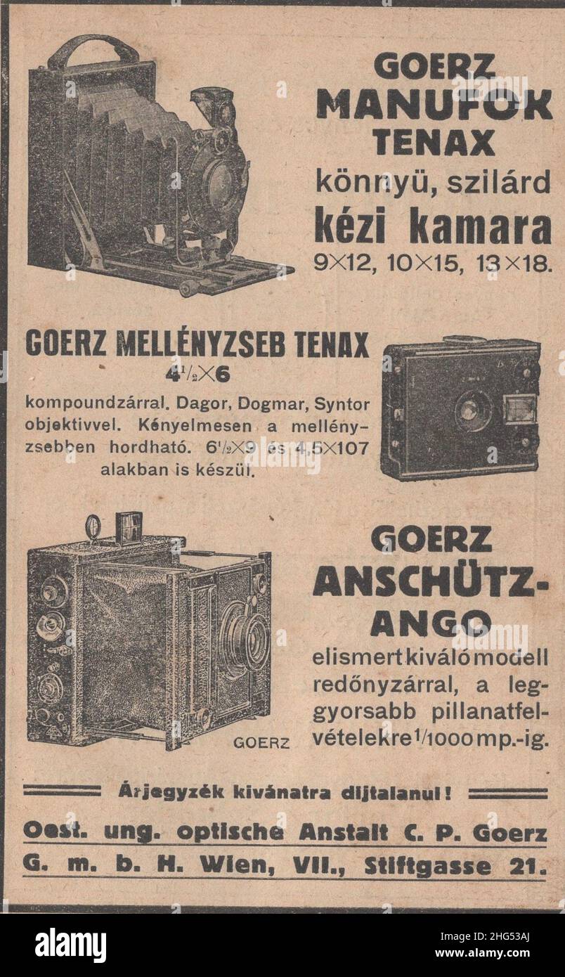 Antico libro fotografico raro in lingua ungherese ' Magyar fényképészeti könyvtár: A fényképezés eljárásai és ricettjei. írta: Dr. Schuller Aladár. A fény művészfényképezési folyóírat kiadása Budapest'. Questo libro è dal 1910s attualmente a 1917 come Austro-Ungarico korona la valuta.questi annunci fotogarhy sono venuto da questo libro. Alcuni di loro riccamente illustrati. Ci sono diversi fornitori di servizi pubblicitari e marchi di fama mondiale dipartimento ungherese. Goerz fotocamera selezioni: Manufok Tenax, tasca giubbotto Tenax, Anschütz ango.Additional-Rights-clearences-not available Foto Stock