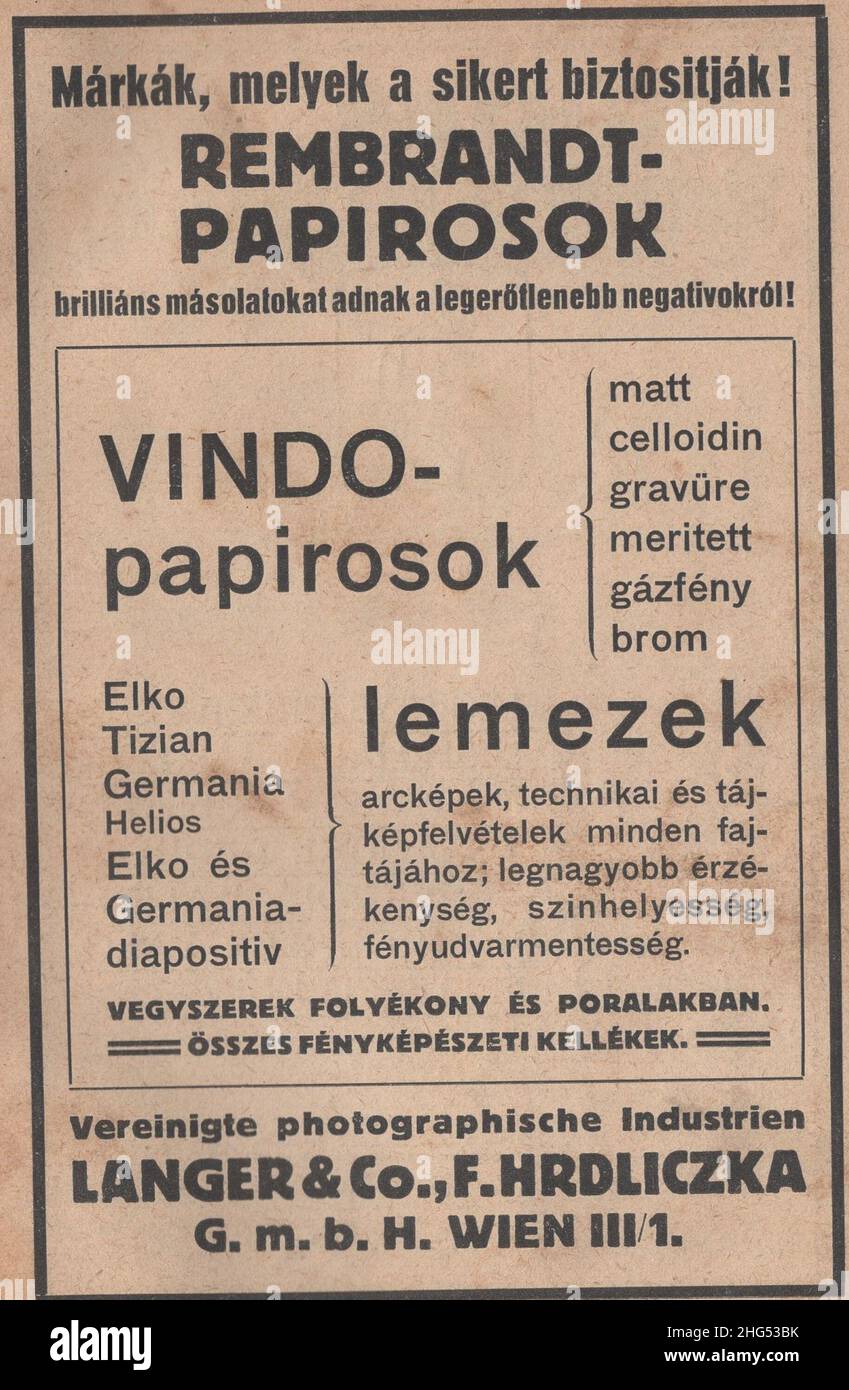 Antico libro fotografico raro in lingua ungherese ' Magyar fényképészeti könyvtár: A fényképezés eljárásai és ricettjei. írta: Dr. Schuller Aladár. A fény művészfényképezési folyóírat kiadása Budapest'. Questo libro è dal 1910s attualmente a 1917 come Austro-Ungarico korona la valuta.questi annunci fotogarhy sono venuto da questo libro. Alcuni di loro riccamente illustrati. Ci sono diversi fornitori di servizi pubblicitari e marchi di fama mondiale dipartimento ungherese. Rembrandt e vindo papers Langer & Co, F. Hrdliczka G.m.b.h. Wien III/1. .autorizzazioni-diritti-aggiuntivi-non disponibili Foto Stock