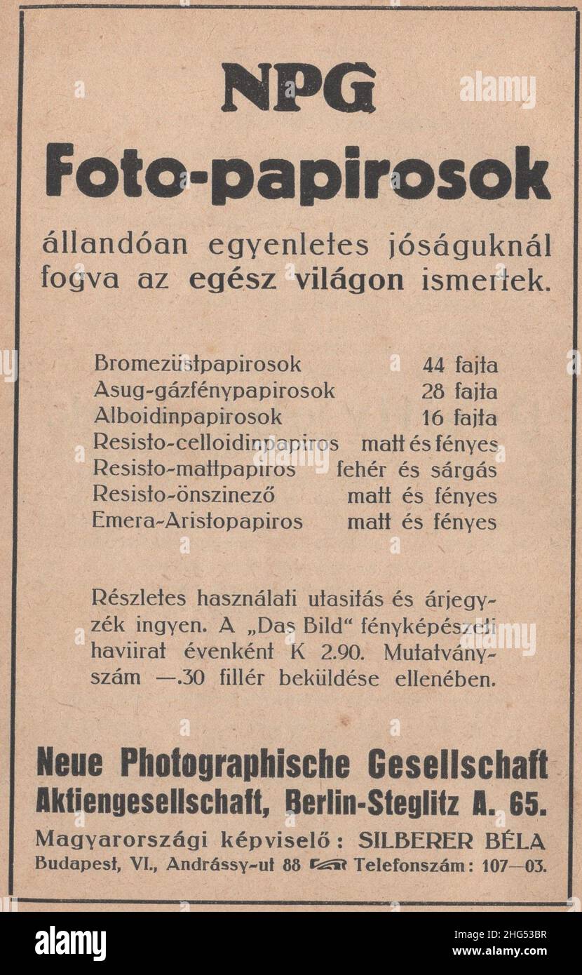 Antico libro fotografico raro in lingua ungherese ' Magyar fényképészeti könyvtár: A fényképezés eljárásai és ricettjei. írta: Dr. Schuller Aladár. A fény művészfényképezési folyóírat kiadása Budapest'. Questo libro è dal 1910s attualmente a 1917 come Austro-Ungarico korona la valuta.questi annunci fotogarhy sono venuto da questo libro. Alcuni di loro riccamente illustrati. Ci sono una varietà di fornitori di servizi pubblicitari e marchi noti in tutto il mondo Dipartimento ungherese's.Neue Photographische Gesellschaft /New Photographic Society Berlin- Steglitz A 65 .Additional-Rights-clearences-not available Foto Stock