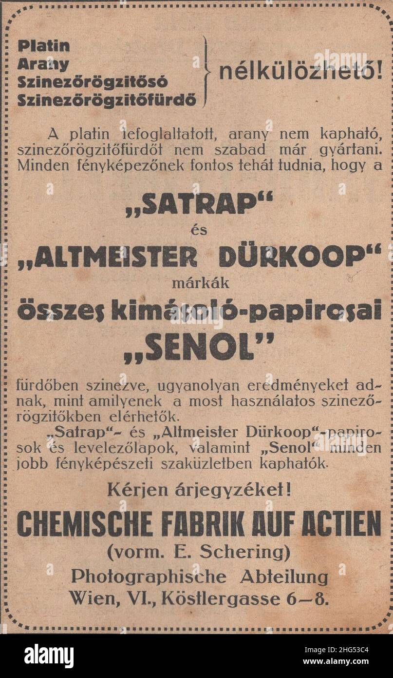 Antico libro fotografico raro in lingua ungherese ' Magyar fényképészeti könyvtár: A fényképezés eljárásai és ricettjei. írta: Dr. Schuller Aladár. A fény művészfényképezési folyóírat kiadása Budapest'. Questo libro è dal 1910s attualmente a 1917 come Austro-Ungarico korona la valuta.questi annunci fotogarhy sono venuto da questo libro. Alcuni di loro riccamente illustrati. Ci sono diversi fornitori di servizi pubblicitari e marchi di fama mondiale Dipartimento ungherese's.satrap prodotti Altmeister dürkoop, senol, Chemische Fabrik auf Actien .Additional-Rights-clearences-not available Foto Stock