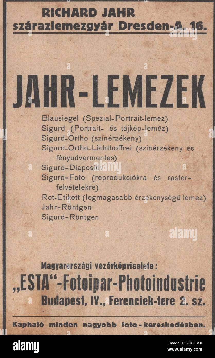 Antico libro fotografico raro in lingua ungherese ' Magyar fényképészeti könyvtár: A fényképezés eljárásai és ricettjei. írta: Dr. Schuller Aladár. A fény művészfényképezési folyóírat kiadása Budapest'. Questo libro è dal 1910s attualmente a 1917 come Austro-Ungarico korona la valuta.questi annunci fotogarhy sono venuto da questo libro. Alcuni di loro riccamente illustrati. Ci sono diversi fornitori di servizi pubblicitari e marchi di fama mondiale dipartimento ungherese. Richard Jahr Plate Factory a Dresseden .Additional-Rights-clearences-not available Foto Stock