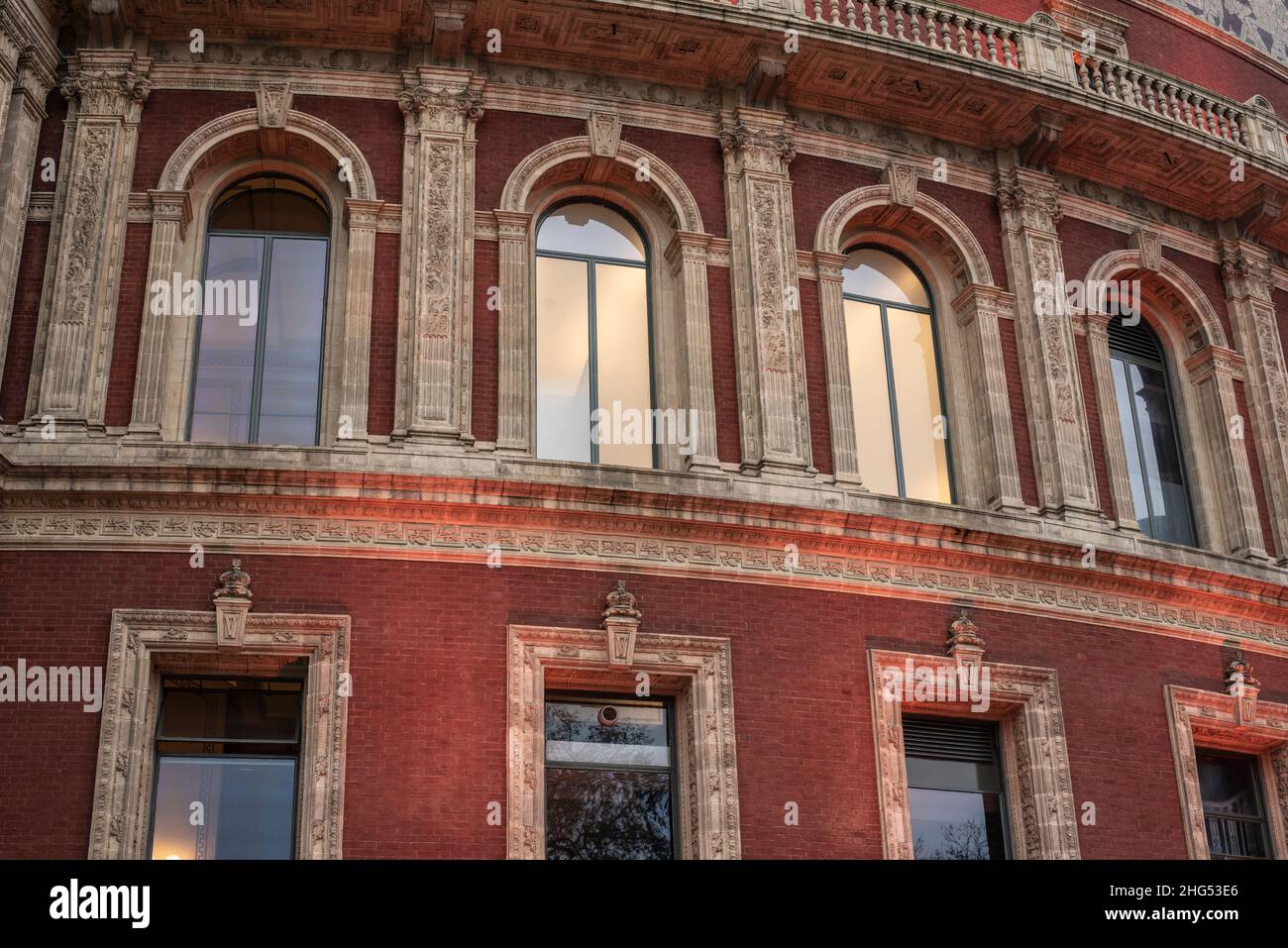 Finestra ad arco sulla facciata decorata della Royal Albert Hall di Londra Foto Stock