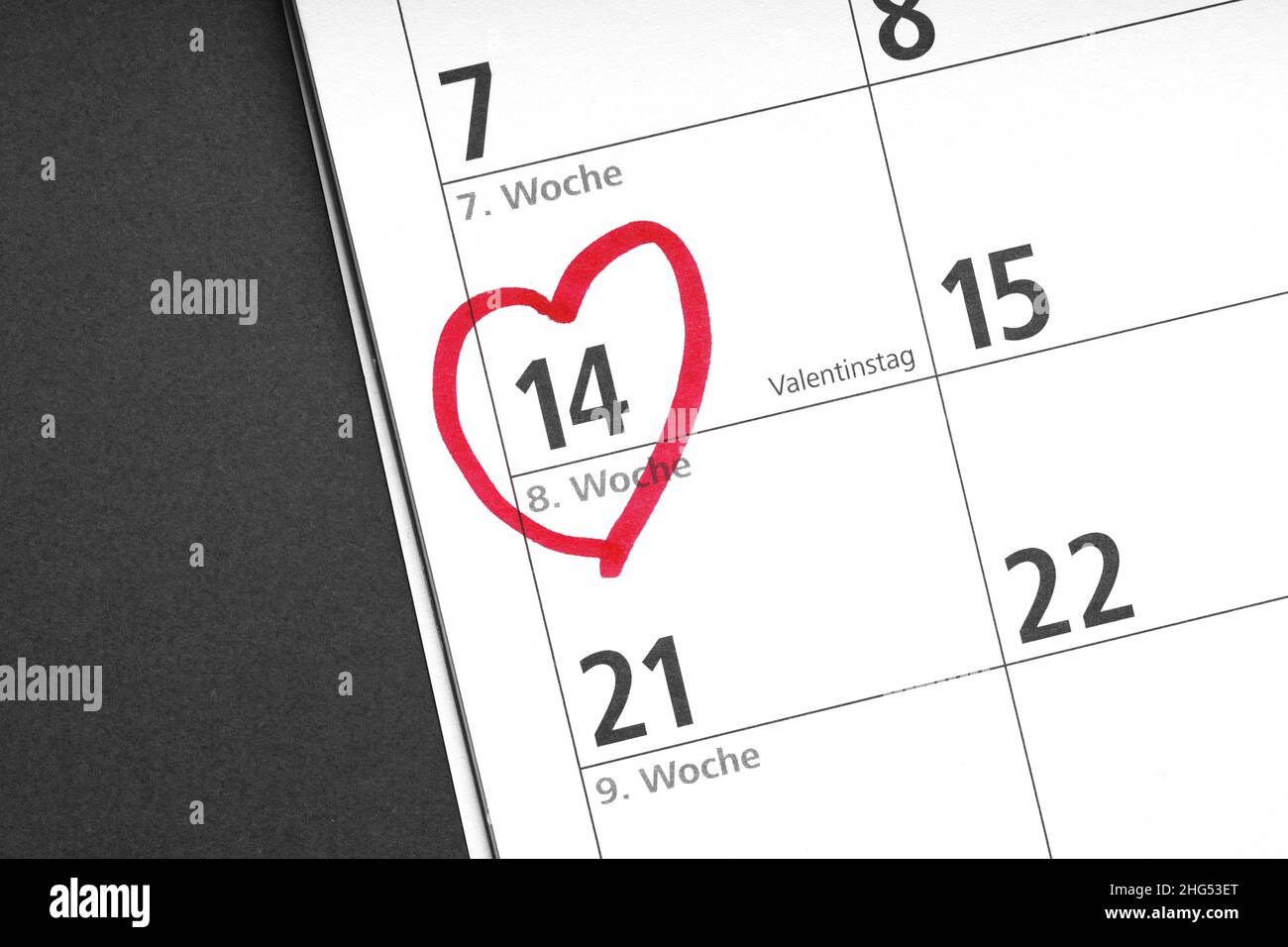 Il cuore rosso segna il 14 febbraio come San Valentino o San Valentino sul calendario tedesco Foto Stock