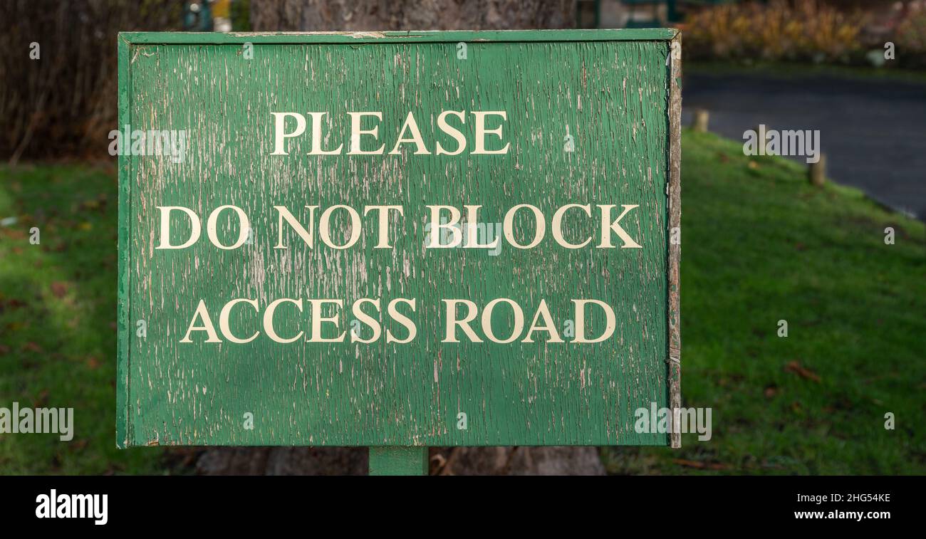 Si prega di non bloccare Access Road Weathered cartello in legno, immagine banner di sfondo Foto Stock