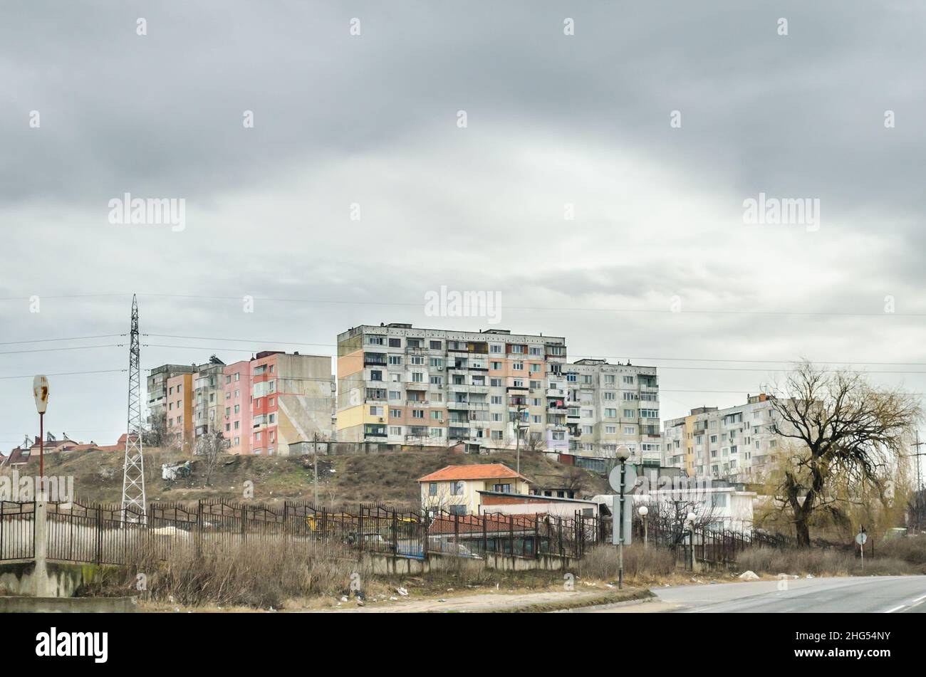 Blocco di complesso di appartamenti in un quartiere povero su una collina nel sud della Bulgaria durante la stagione invernale. La povertà in un Paese balcanico Foto Stock