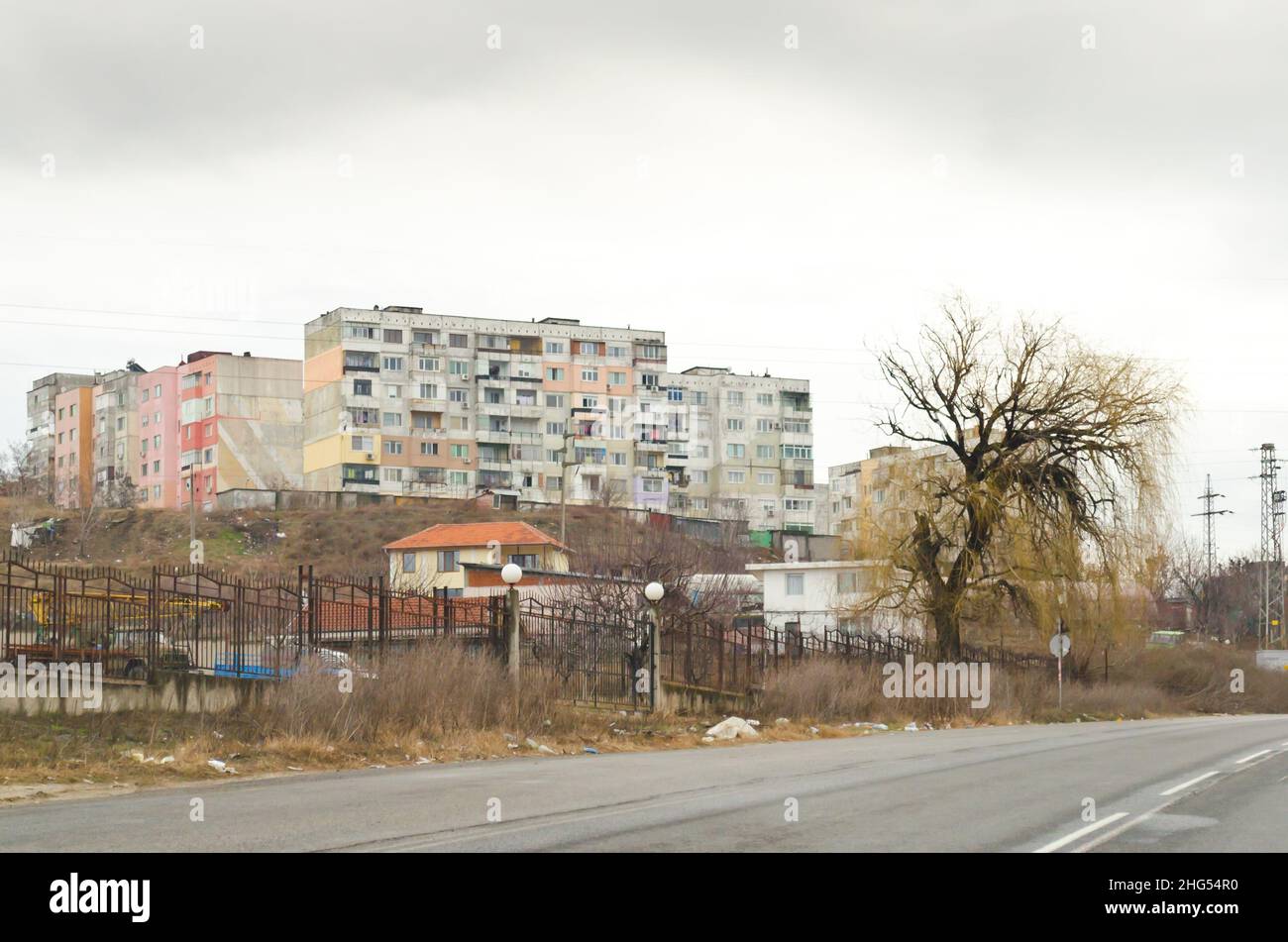 Blocco di appartamenti complesso in condizioni di scarsa qualità su una collina nel sud della Bulgaria durante la stagione invernale. La povertà nei dintorni Foto Stock