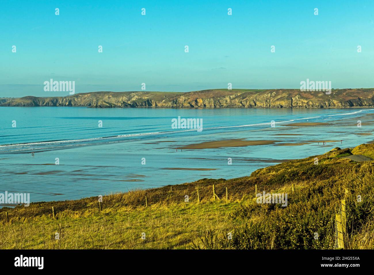 Newgale Beach sulla costa del Pembrokeshire guardando verso ovest Foto Stock