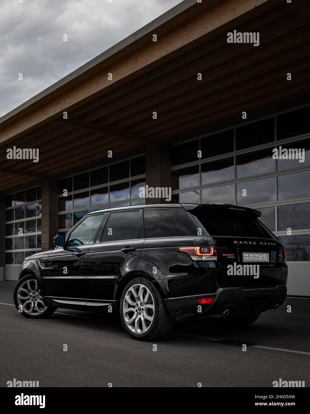 Range Rover Sport nera, vista posteriore, luci di posizione posteriori Foto Stock