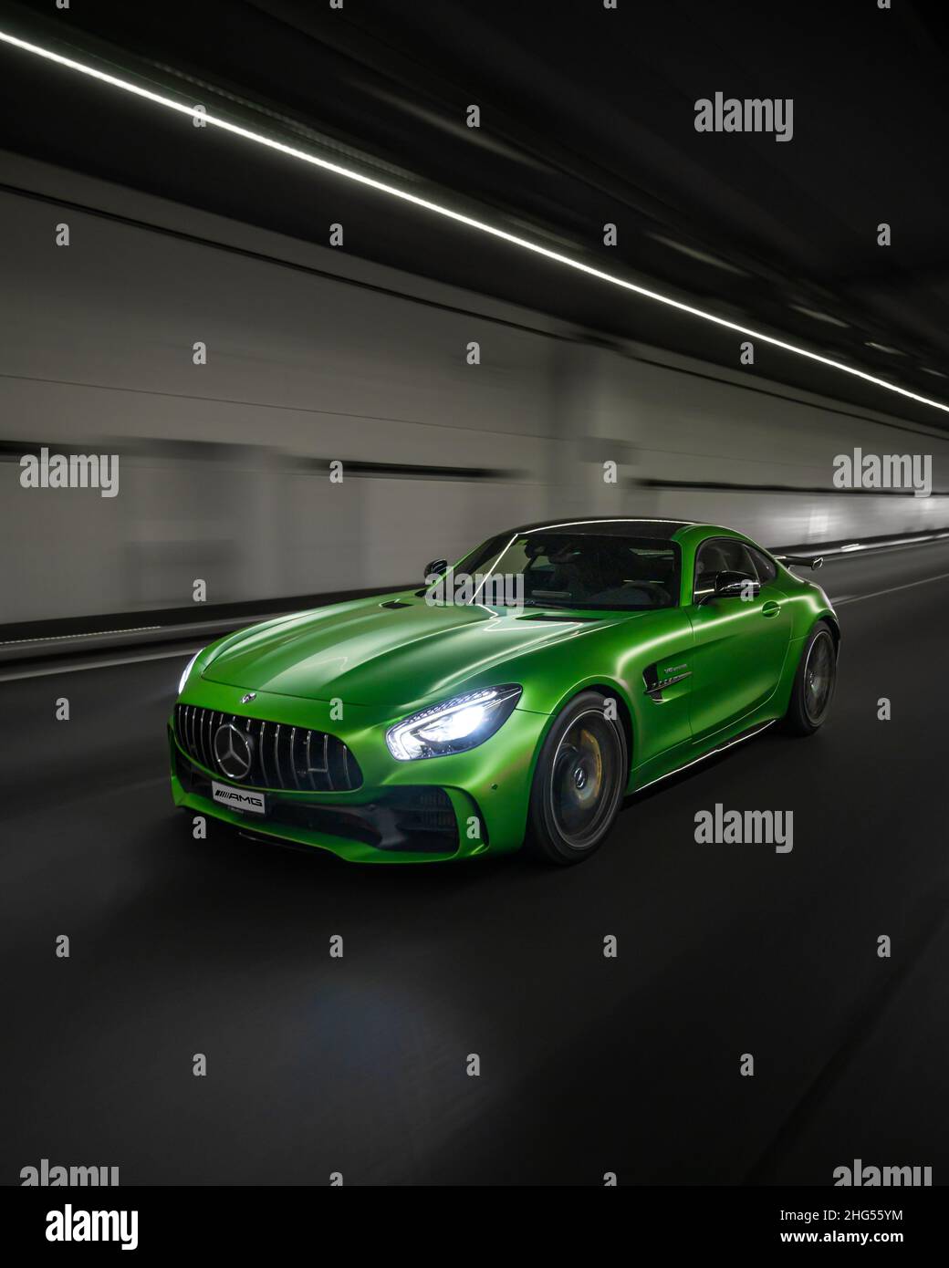 Mercedes AMG GTR verde, tiro al volante, auto da guida, vista frontale Foto Stock