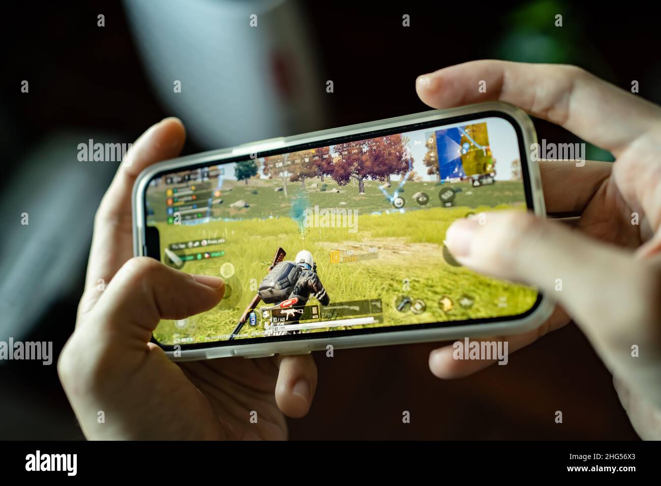 Bangkok, Thailandia -17 gennaio 2022: Giocatore che gioca PUBG: NUOVO STATO su un iPhone 13. Foto Stock