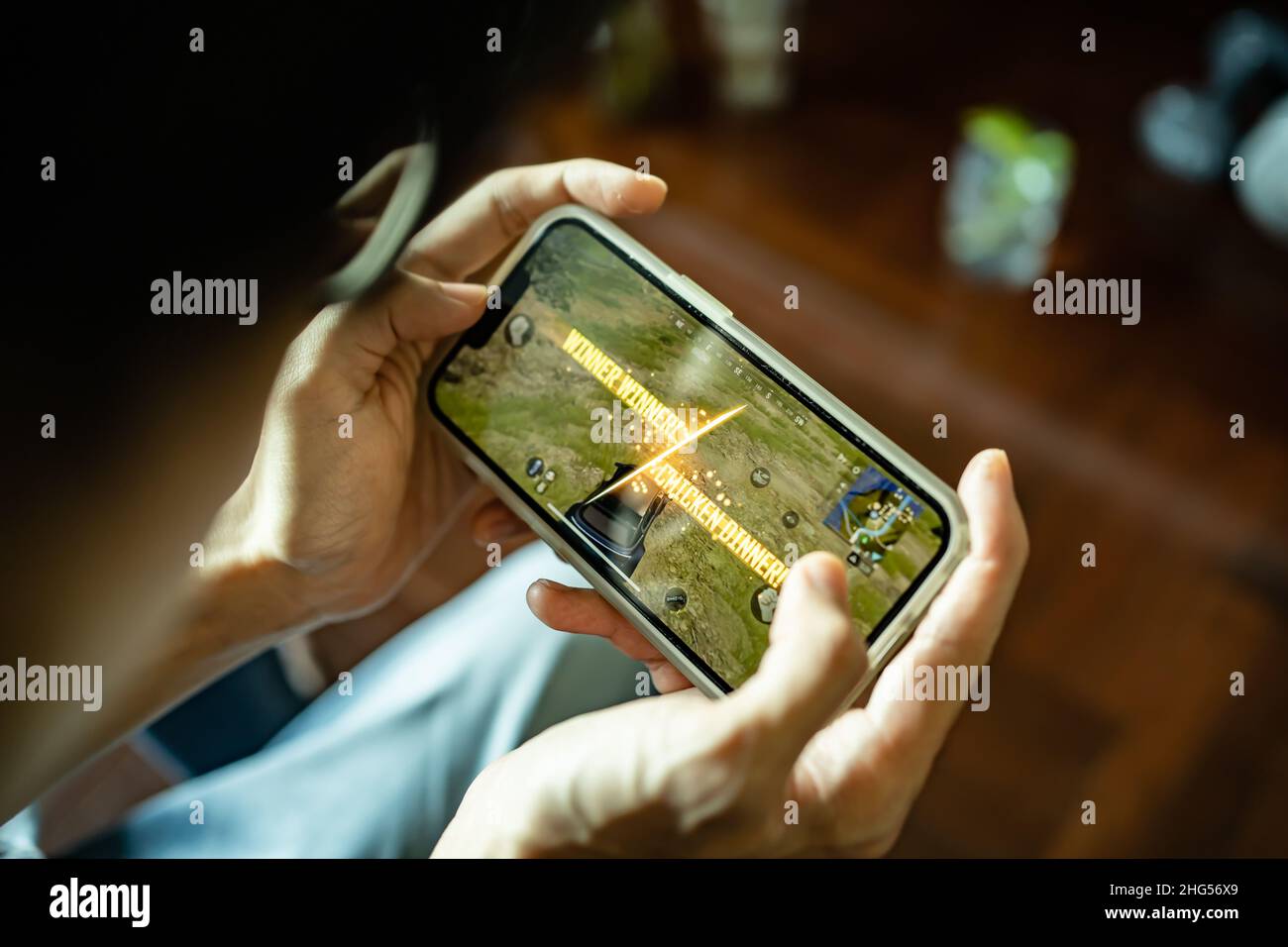 Bangkok, Thailandia -17 gennaio 2022: Giocatore che gioca PUBG: NUOVO STATO su un iPhone 13. Foto Stock